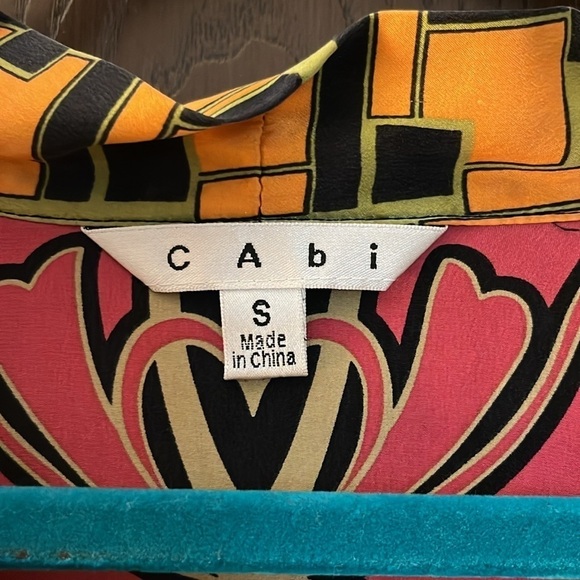 Cabi 100% silk top. 3/4 sleeved. Tie at the waist. Size Small - Picture 2 of 10